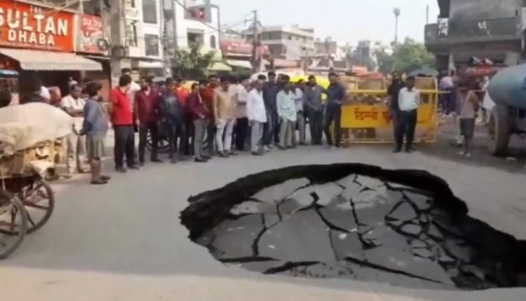 Delhi: Portion of Street Caves in Near Khajoori, Video of Hole in Road Goes Viral