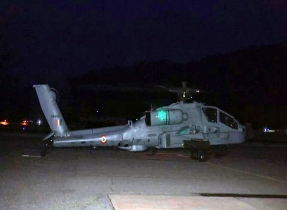 IAF Apache Attack Helicopter Makes Precautionary Landing in Field in Madhya Pradesh's Bhind District (Watch Video)
