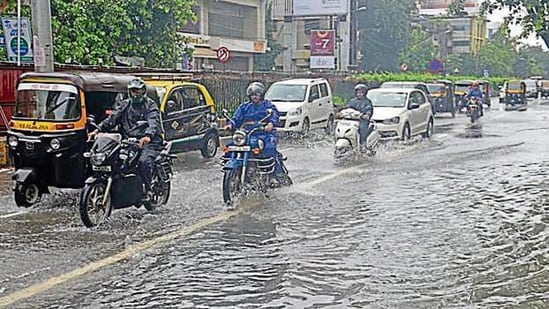 To avoid recurring instances of urban flooding, the governing bodies need to rejuvenate and remodel the city's SWD infrastructure, Knight Frank said in a report.(HT Photo)