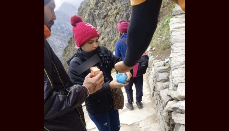 Daaku Haseena Arrested Due to Rs 10 Frooti! Mandeep Kaur Alias Mona, Mastermind Behind Over Rs 8 Crore Ludhiana CMS Cash Robbery, Uncovers Face for Free Drink in Uttarakhand, Lands in Punjab Police Trap (See Pic and Video)