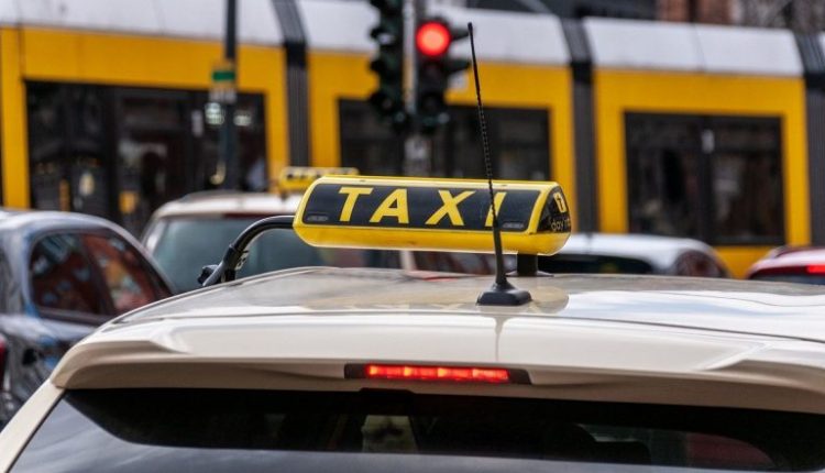 Delhi: All Taxis Running on CNG, Other Clean Fuels To Have Permit Validity of 15 Years, Says Transport Department