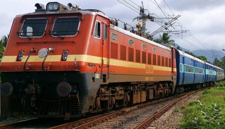 Major Train Accident Averted in West Bengal, Delhi-Bhubaneswar Rajdhani Express Brushes Past Tractor-Loaded With Diesel Barrels Near Santaldih Station