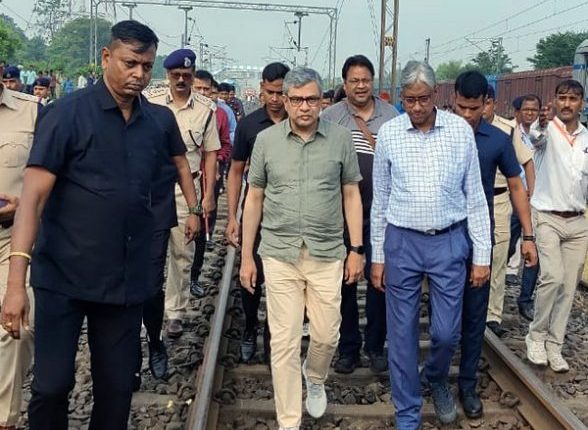 Odisha Train Tragedy: 51 Hours, Over 2300 Staff, Here’s How Ashwini Vaishnaw-Led Team Worked on Rescue and Relief Operations After Triple Train Accident in Balasore