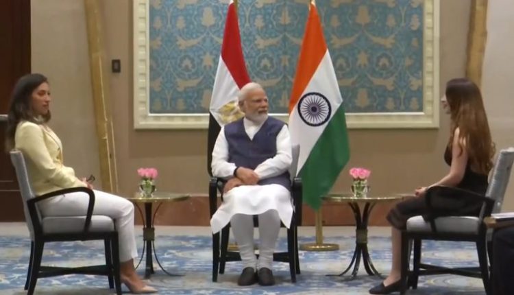 PM Modi Egypt Visit: PM Narendra Modi Meets Prominent Egyptian Yoga Instructors Reem Jabak and Nada Adel in Cairo (Watch Video)
