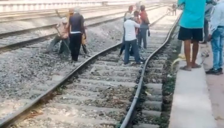 Train Accident Averted in Uttar Pradesh: Railway Tracks at Nigohan Railway Station in Lucknow Melt and Spread Due to Intense Heat After Nilanchal Express Passes Through (Watch Videos)