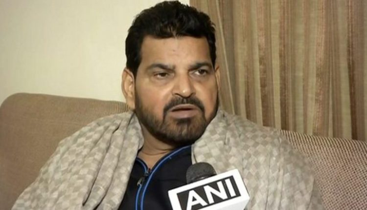 Uttar Pradesh: Stone Pelting at Brijbhushan Sharan Singh's Convoy In Gonda (Watch Video)