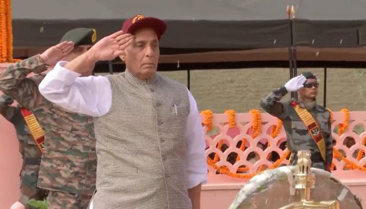 Kargil Vijay Divas 2023: Defence Minister Rajnath Singh Lays Wreath in Memory of Fallen Jawans on 24th Anniversary of India’s Win in Kargil War Against Pakistan (Watch Video)