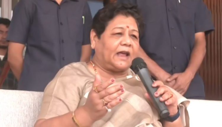 Manipur Violence: Governor Anusuiya Uikey Visits Relief Camp in Churachandpur, Consoles Woman (Watch Video)