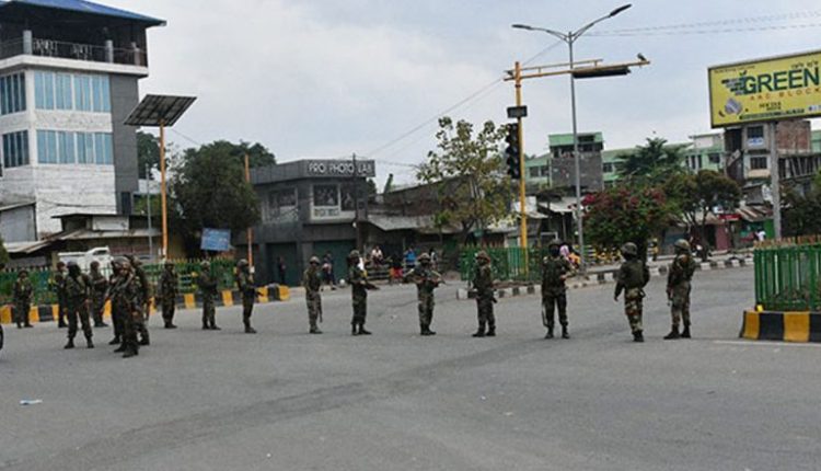 Manipur Violence: Mob Sets Ablaze Two Vehicles Near Kangla Fort, Reports of Intermittent Firing in Imphal