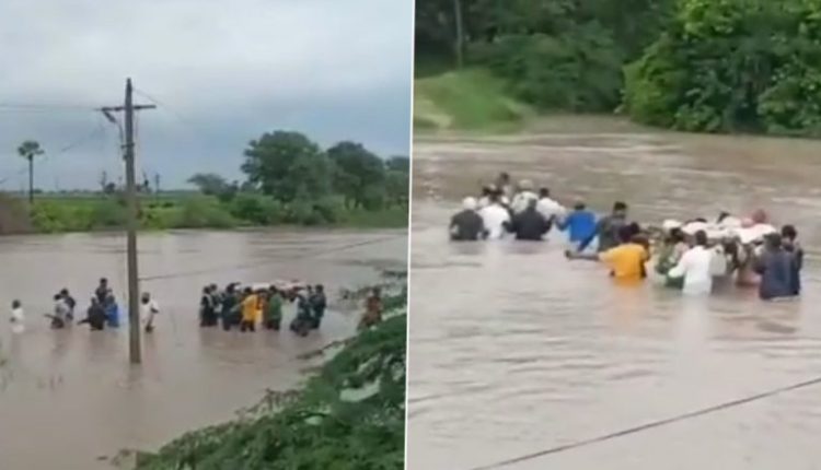 Telangana Floods: Villagers Risk Lives, Hold Funeral Procession in Waist-Deep Water to Perform Last Rites in Siddipet District (Watch Video)