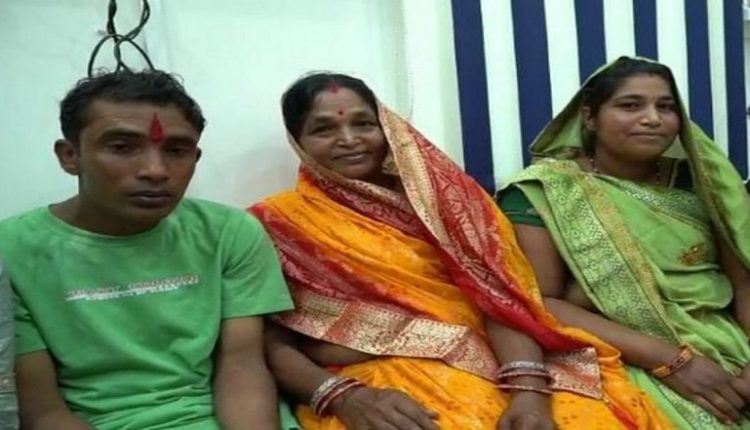 Madhya Pradesh: Family of Five Sisters Meet Their Brother Who Went Missing Over 17 Years Ago Ahead of Raksha Bandhan Festival in Mandsaur