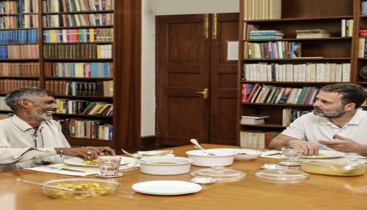 Rahul Gandhi Hosts Rameshwar for Lunch Photos: Congress Leader Meets Delhi Vegetable Vendor Whose 'Paisa Nahi Hai' Emotional Video Went Viral, Calls Him True 'Bharat Bhagya Vidhaata'