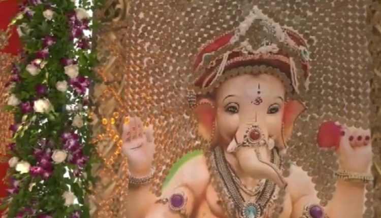 Ganesh idol in Bengaluru adorned with coins, and notes worth ₹2.5 cr. Watch | Bengaluru
