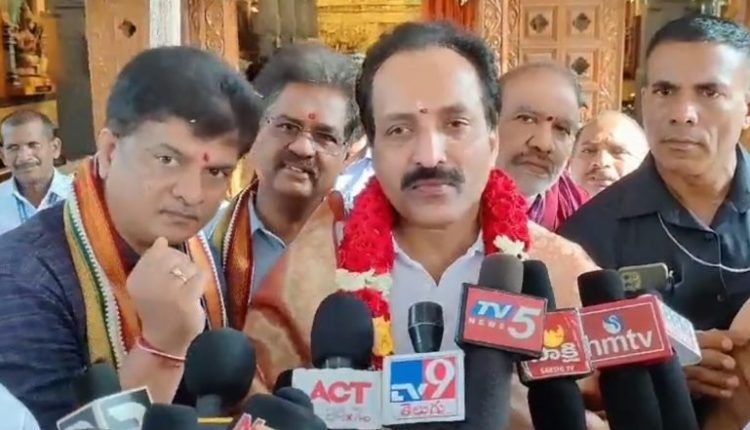 Aditya L1 Launch on September 2: ISRO Chairman S Somanath Offers Prayers at Temple for Success of India’s Rocket Mission to Sun (Watch Video)