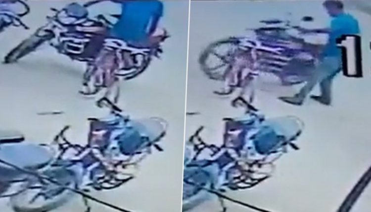 Bike Theft in UP Caught on Camera: Thief Steals Two-Wheeler Parked in Front of Medicity Hospital in Kushinagar in Broad Daylight, Viral Clip Surfaces