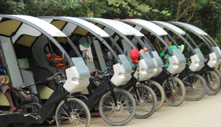 Madhya Pradesh: E-Rikshaw Drivers Thrashed Passenger Outside Jabalpur Railway Station After He Unintentionally Pushed One of the Vehicles (Watch Video)
