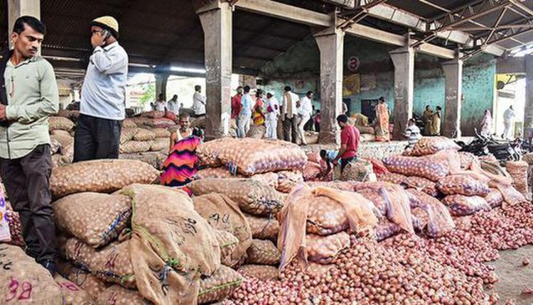 Maharashtra onion traders continue strike, surrender trade licenses