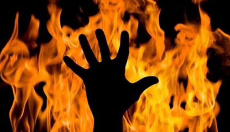 UP Shocker: Agitated Over Damage Caused to His School Bag, Class 10 Student Pours Petrol, Sets Classmate On Fire in Aligarh