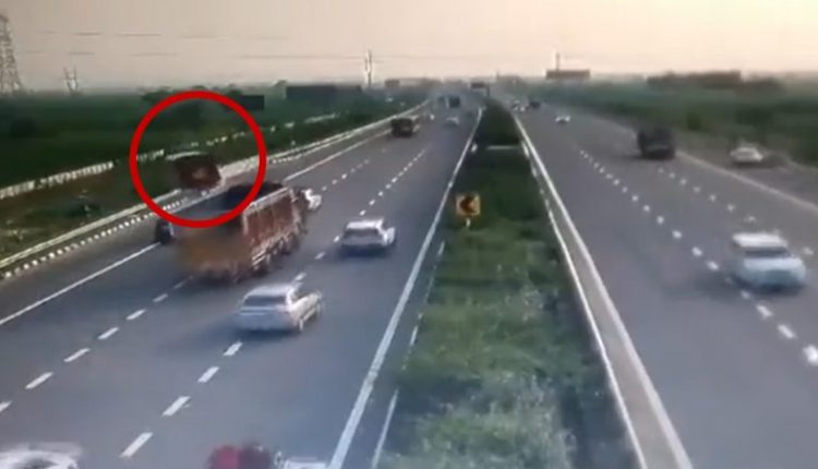 Uttar Pradesh Road Accident: Bus Falls Into Pit on Delhi-Meerut Expressway in Ghaziabad, 24 Passengers Injured; CCTV Footage Surfaces