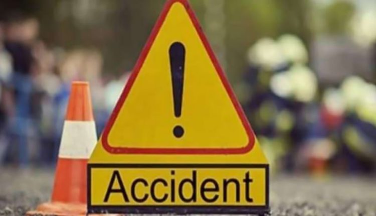 Uttar Pradesh Road Accident: Ten Students Injured After Speeding Roadways Bus Rams Into School Van in Kaushambh