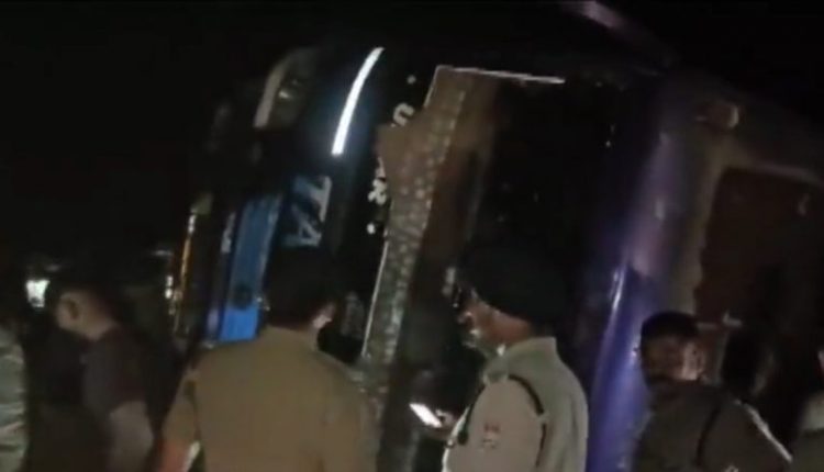 Uttarakhand Road Accident: Bus Coming From Lakhimpur Kheri Overturns After Hitting Divider in Udham Singh Nagar, Several Passengers Injured (Watch Video)
