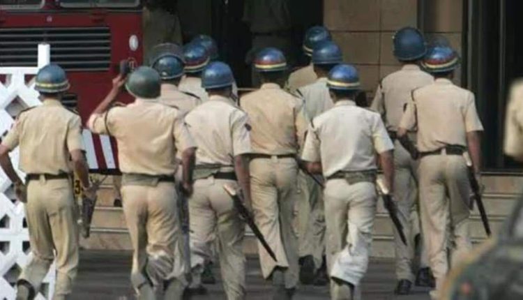 4 cops injured, police vehicle damaged in attack by gamblers in Bihar