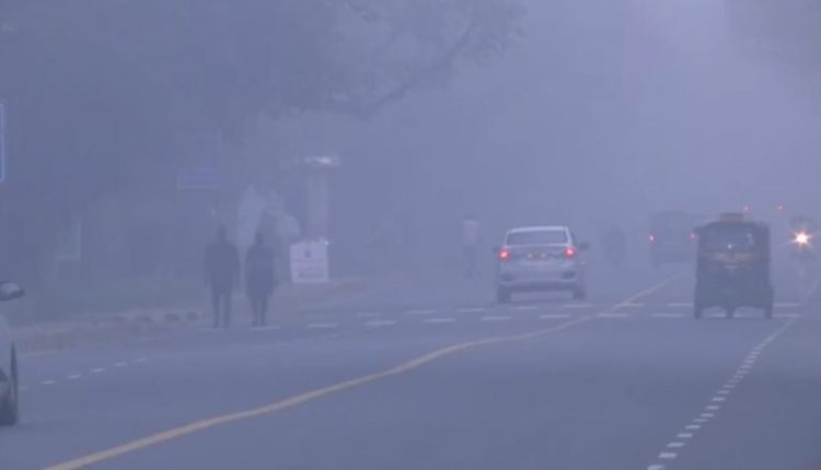 Delhi Air Pollution: Air Quality Improves Slightly to ‘Very Poor’, but No Respite for Residents From Toxic Air (Watch Videos)