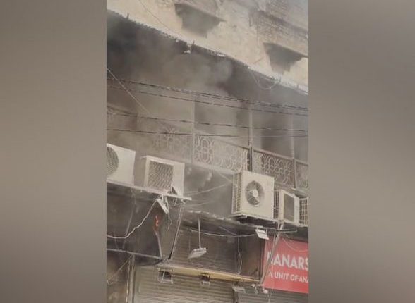 Delhi Fire: Blaze Erupts in Chandni Chowk, No Casualty Reported (Watch Video)