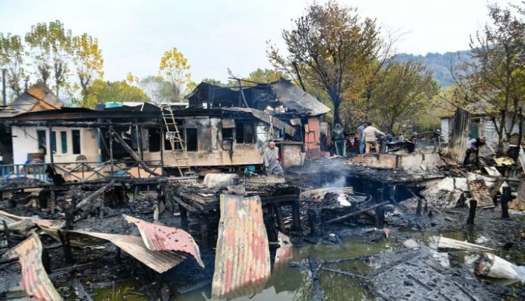 Jammu and Kashmir Fire: Three Bangladeshi Tourists Killed in Houseboat Blaze in Srinagar's Dal Lake (Watch Video)