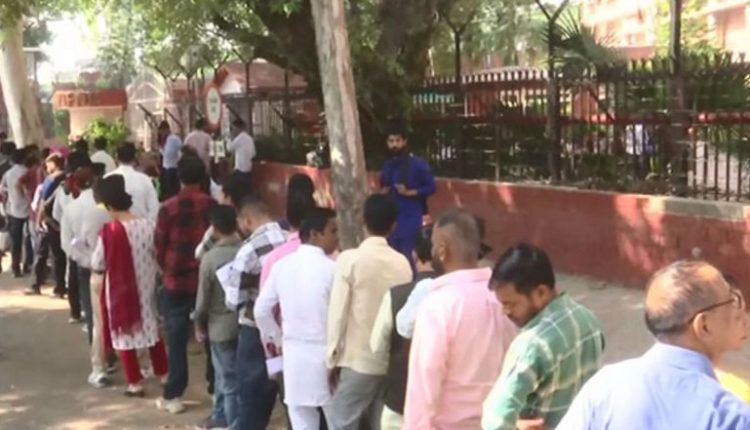 Long Queue Outside RBI Chandigarh Branch To Deposit, With People Coming From Himachal Pradesh, Haryana and Punjab To Exchange Rs 2,000 Notes (Watch Video)