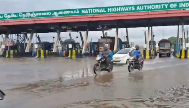 Tamil Nadu Rains: Severe Waterlogging Disrupts Traffic At National Highway Toll Booth in Padiyanallur, Video Surfaces