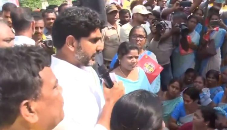 Andhra Pradesh: TDP Leader Nara Lokesh Meets Anganwadi Teachers During Padayatra in West Godavari (Watch Videos)