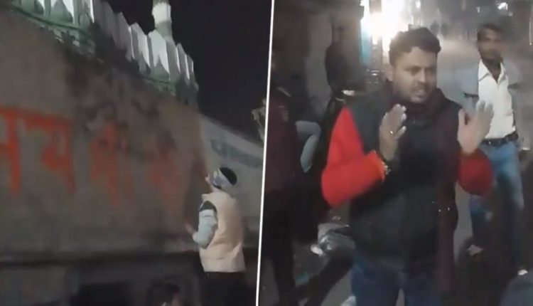 Uttar Pradesh: Religious Slogans Written on Wall of Mosque in Aligarh, Samajwadi Party Leaders Seek Action (Watch Video)