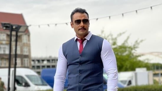 Bengaluru police issues notices to three Kannada actors for partying whole night(Twitter/dasadarshan)