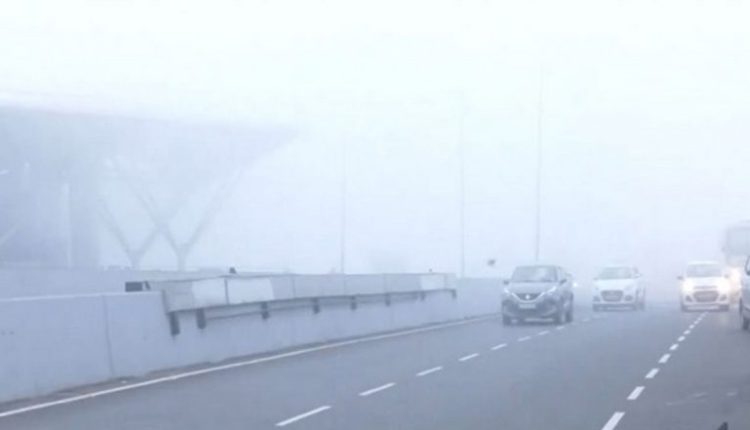 Delhi Weather Update: National Capital Records 8.7 Degree Celsius Minimum Temperature, AQI in 'Very Poor' Category (Watch Videos)