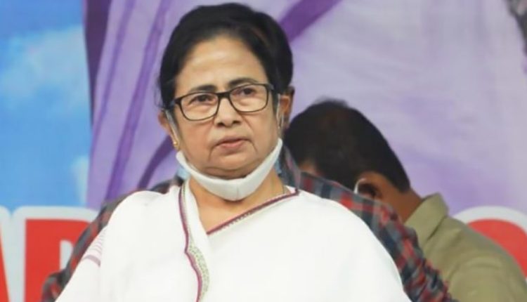 Mamata Banerjee Accident: West Bengal CM Suffers Injury After Her Car Halts Suddenly To Avoid Collision With Vehicle