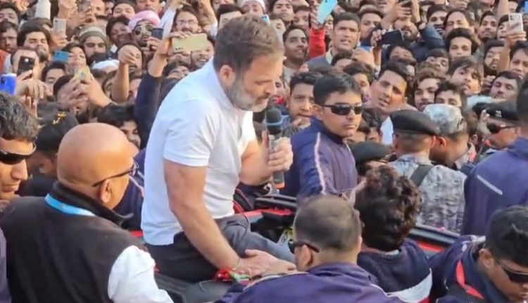 Bharat Jodo Nyay Yatra in UP: Congress Leader Rahul Gandhi Interacts With Crowd, Says ‘Youth Would Not Use Mobiles 12 Hours a Day if There Was No Unemployment’ (Watch Videos)