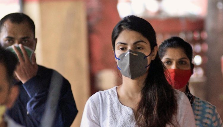 Actor Sushant Singh Rajput death case | HC quashes LOCs issued against Rhea Chakraborty