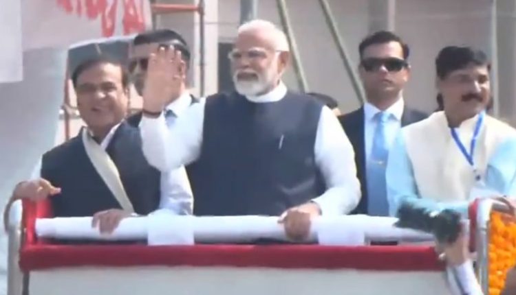 Assam: PM Narendra Modi Greets People During His Roadshow With CM Himanta Biswa Sarma in Guwahati (Watch Video)