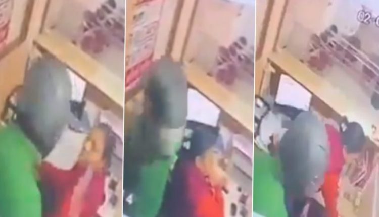 Bank Robbery in Gonda Video: Man Threatens Cashier With Sickle, Flees With Rs 8.53 Lakh In Cash in Uttar Pradesh