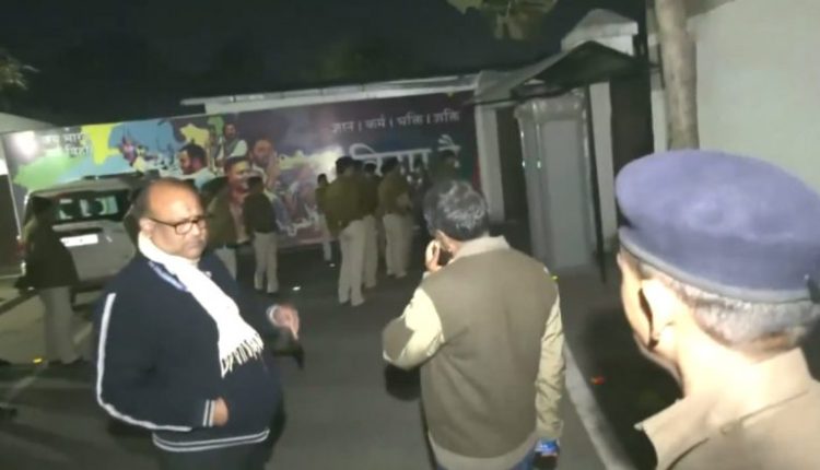 Bihar Floor Test: Heavy Police Force Deployed Outside Tejashwi Yadav’s Residence in Patna (Watch Video)