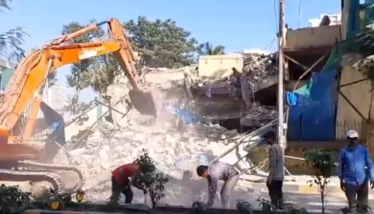 Borivali Building Collapse: Two Auto-Rickshaw Drivers Injured After Portion of Building Collapses During Demolition Drive in Mumbai (Watch Video)