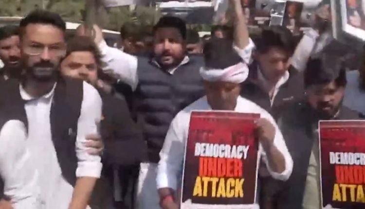 'Congress' Bank Account Frozen': Party Youth Wing Holds Protest Outside Delhi's IYC Office Over Embargo (Watch Video)
