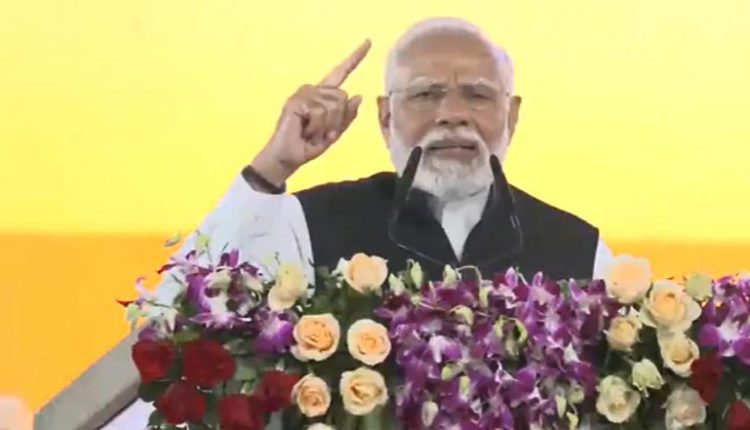 'Desh Ka Baccha Baccha Keh Raha Hai Ki Modi Ne Jo Keh Diya Vo Karke Dikhata Hai', Says PM Narendra Modi in Navsari (Watch Video)