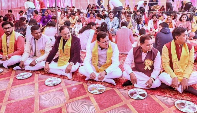 Guru Ravidas Jayanti 2024: Uttarakhand CM Pushkar Singh Dhami Relishes Lunch at Sant Ravidasji Temple on the Occasion of Guru Ravidass Ji Birth Anniversary (See Pics)