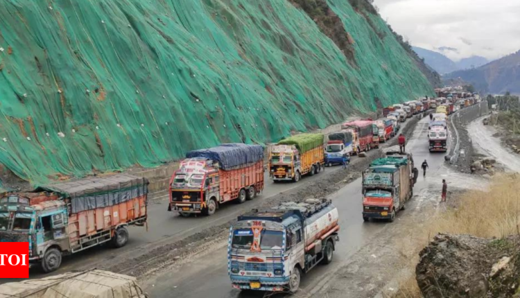 Landslide forces shut Jammu-Srinagar national highway, over 300 vehicles stranded |
