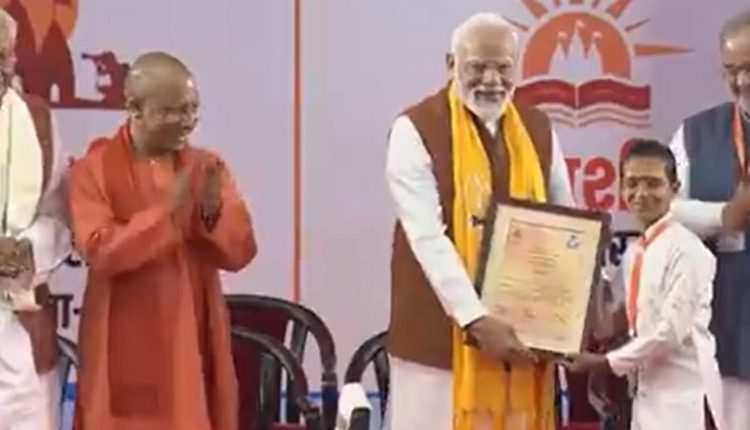 PM Narendra Modi Distributes Prizes to Sansad Pratiyogita Winners in Varanasi, Launches Books on Kashi (Watch Video)
