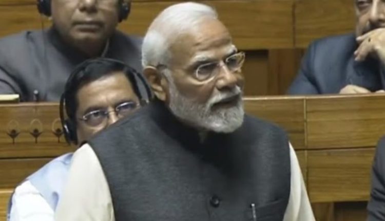 PM Narendra Modi Mentions Bollywood Songs 'Mehngai Mar Gayi' and 'Mehngai Dayain Khaye Jaat Hai' in Lok Sabha, Says Both Tracks Came During Congress Tenure and Were Superhit (Watch Video)