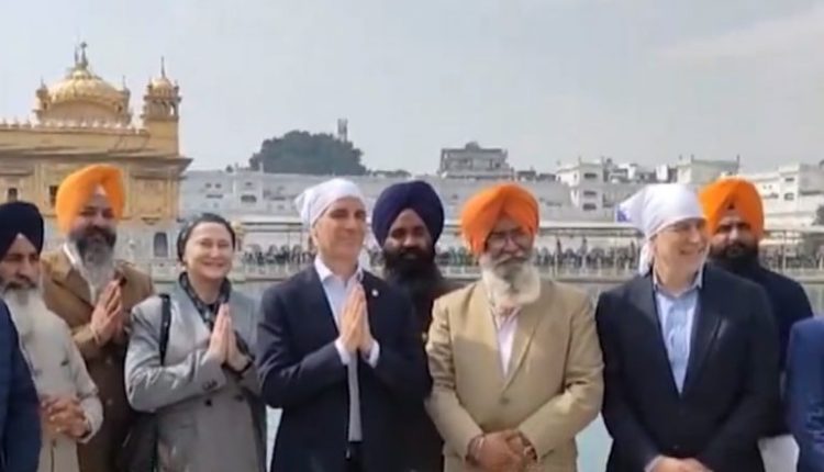 Punjab: US Ambassador Eric Garcetti Visits Golden Temple in Amritsar (Watch Videos)