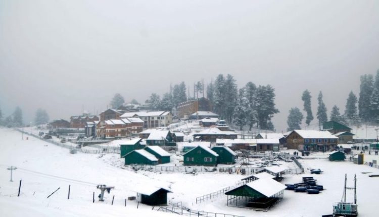 Snowfall in Jammu and Kashmir: First Major Snowfall in Kashmir Valley, Morning Flights Cancelled and Others on Standby (Watch Videos)